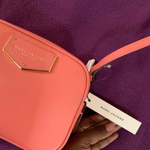 MARC BY MARC JACOBS
VOYAGER SQUARE CROSSBODY 
PINK